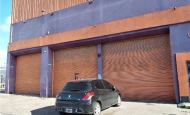 Excepcional galpón uso comercial en Champagnat y JuanB Justo. Distrito Industrial Ie