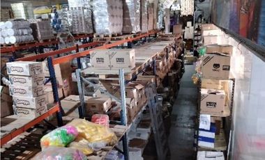 Excepcional galpón uso comercial en Champagnat y JuanB Justo. Distrito Industrial Ie