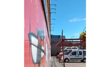 Excepcional galpón uso comercial en Champagnat y JuanB Justo. Distrito Industrial Ie