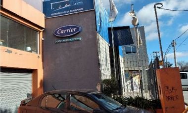 Excepcional galpón uso comercial en Champagnat y JuanB Justo. Distrito Industrial Ie