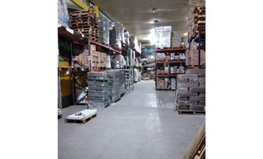 Excepcional galpón uso comercial en Champagnat y JuanB Justo. Distrito Industrial Ie