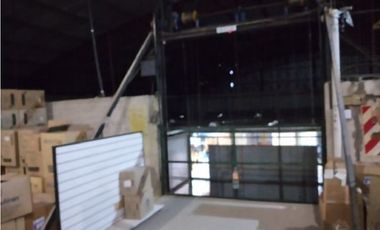 Excepcional galpón uso comercial en Champagnat y JuanB Justo. Distrito Industrial Ie