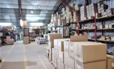 Excepcional galpón uso comercial en Champagnat y JuanB Justo. Distrito Industrial Ie
