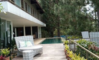 Villa exclusive plus swimming pool, dengan view Bandung city yang fresh; Dago
