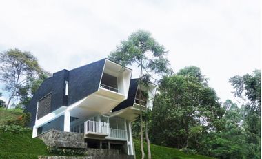 Villa exclusive plus swimming pool, dengan view Bandung city yang fresh; Dago
