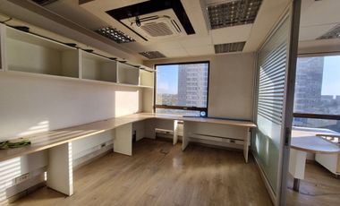 Se arrienda oficina comercial en Vicuña Mackenna 6969 piso 5.