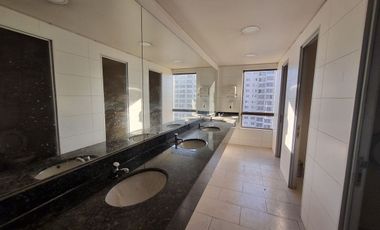 Se arrienda oficina comercial en Vicuña Mackenna 6969 piso 5.