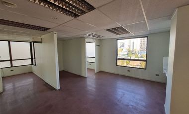 Se arrienda oficina comercial en Vicuña Mackenna 6969 piso 5.