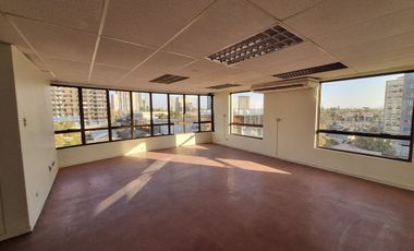 Se arrienda oficina comercial en Vicuña Mackenna 6969 piso 5.