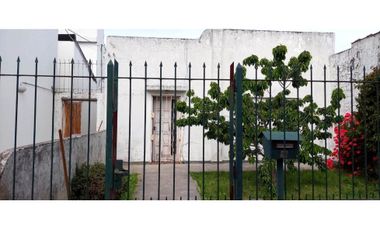 Se venden 2 casas sobre excelente lote propio de 8,66 x 43,30.