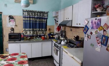 Casa en Temperley con departamento al fondo