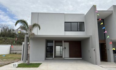 LOMAS DEL DORADO, Casa en VENTA con recamara en planta baja y 3 en planta alta, jardin y estancia de TV