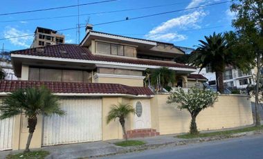 Se vende amplia casa en Cdla. Zamora