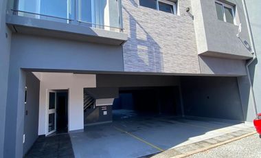 DEPARTAMENTO 2 AMBIENTES AL FRENTE A ESTRENAR CON BALCÓN Y COCHERA. EDIFICIO CON GIMNASIO, TERRAZA Y PARRILLA