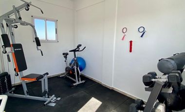 DEPARTAMENTO 2 AMBIENTES AL FRENTE A ESTRENAR CON BALCÓN Y COCHERA. EDIFICIO CON GIMNASIO, TERRAZA Y PARRILLA