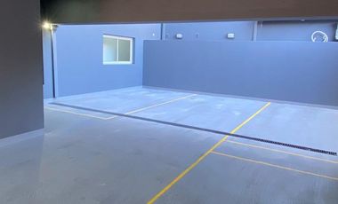 DEPARTAMENTO 2 AMBIENTES AL FRENTE A ESTRENAR CON BALCÓN Y COCHERA. EDIFICIO CON GIMNASIO, TERRAZA Y PARRILLA