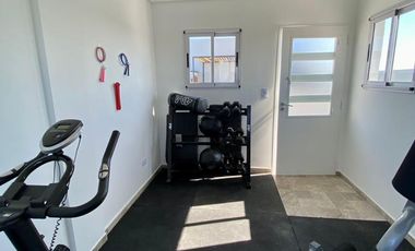 DEPARTAMENTO 2 AMBIENTES AL FRENTE A ESTRENAR CON BALCÓN Y COCHERA. EDIFICIO CON GIMNASIO, TERRAZA Y PARRILLA