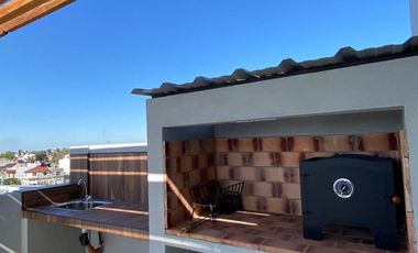 DEPARTAMENTO 2 AMBIENTES AL FRENTE A ESTRENAR CON BALCÓN Y COCHERA. EDIFICIO CON GIMNASIO, TERRAZA Y PARRILLA