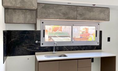 DEPARTAMENTO 2 AMBIENTES AL FRENTE A ESTRENAR CON BALCÓN Y COCHERA. EDIFICIO CON GIMNASIO, TERRAZA Y PARRILLA