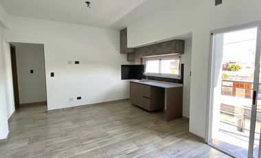DEPARTAMENTO 2 AMBIENTES AL FRENTE A ESTRENAR CON BALCÓN Y COCHERA. EDIFICIO CON GIMNASIO, TERRAZA Y PARRILLA
