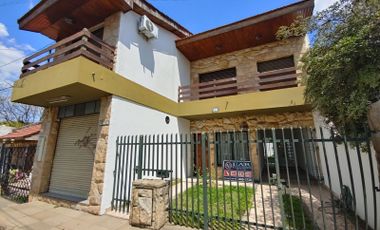 Casa en venta de 4 ambientes c/ cochera en Castelar
