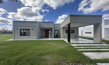 Venta casa 4 ambientes con cochera y piscina en Haras del Sur III - La Plata