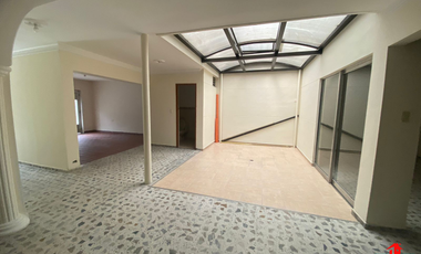 casa-local en arriendo en estadio. Cod A4544