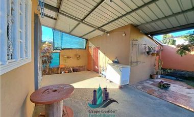 VENDO CASA FAMILIAR EN LOS ALGARROBOS