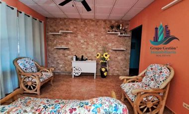 VENDO CASA FAMILIAR EN LOS ALGARROBOS