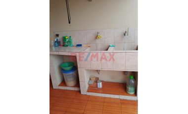 Linda Casa De 3 Pisos En Venta En Av Principal