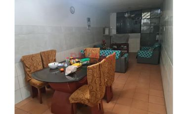 Linda Casa De 3 Pisos En Venta En Av Principal