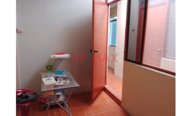 Linda Casa De 3 Pisos En Venta En Av Principal