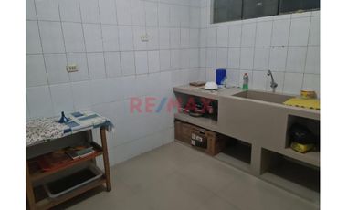 Linda Casa De 3 Pisos En Venta En Av Principal