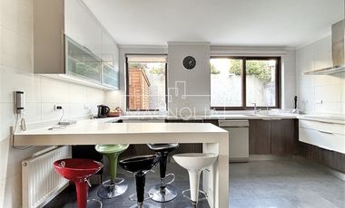 Casa en venta de 6 dorm. en Colina