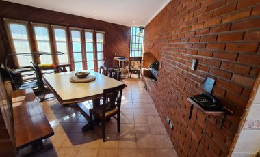 Venta - Chalet seis ambientes con piscina - Quintana 1043 - Los Troncos