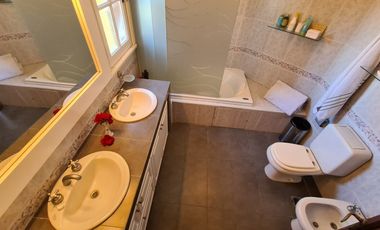 Venta - Chalet seis ambientes con piscina - Quintana 1043 - Los Troncos