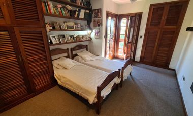 Venta - Chalet seis ambientes con piscina - Quintana 1043 - Los Troncos