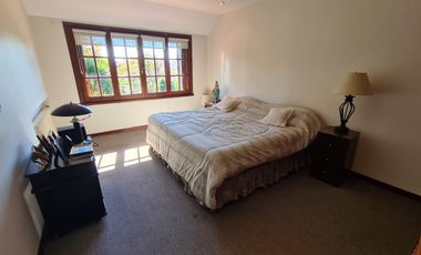 Venta - Chalet seis ambientes con piscina - Quintana 1043 - Los Troncos