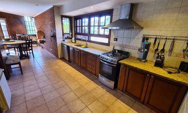 Venta - Chalet seis ambientes con piscina - Quintana 1043 - Los Troncos