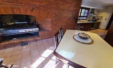 Venta - Chalet seis ambientes con piscina - Quintana 1043 - Los Troncos