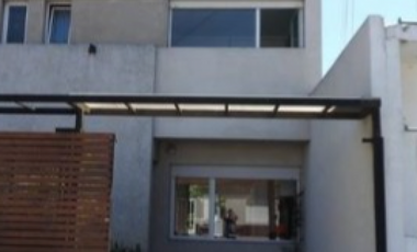 Duplex tres ambientes con cochera. San Jose.