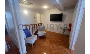 SE ARRIENDA AMPLIA CASA  AMOBLADA