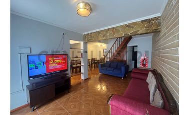 SE ARRIENDA AMPLIA CASA  AMOBLADA