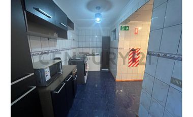 SE ARRIENDA AMPLIA CASA  AMOBLADA