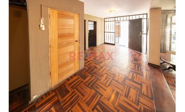 Excelente Ubicacion ! Casa En Jr Jacaranda - Valle Hermoso Surco