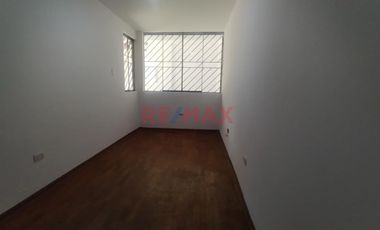 Departamento En Venta – Primer Piso Frente A Parque En Surco