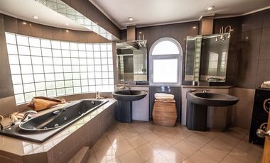 Casa en arriendo de 4 dorm. en Lo Barnechea