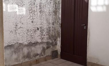 LOCAL EN VTA 60 M2 CON DIVISORES TIPO CASA.- FRENTE.- CASEROS.- EXCELENTE UBICACIÓN.-