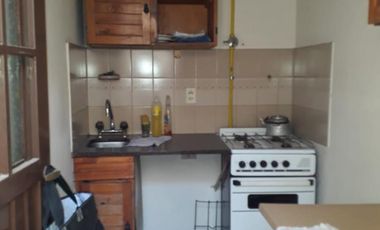 LOCAL EN VTA 60 M2 CON DIVISORES TIPO CASA.- FRENTE.- CASEROS.- EXCELENTE UBICACIÓN.-