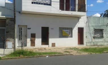 LOCAL EN VTA 60 M2 CON DIVISORES TIPO CASA.- FRENTE.- CASEROS.- EXCELENTE UBICACIÓN.-